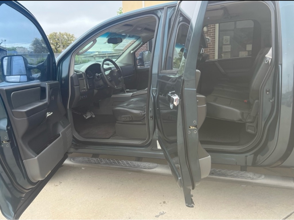 Photo 11 of this NISSAN TITAN