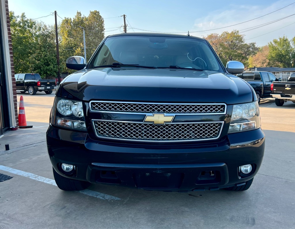 Photo 2 of this CHEVROLET SUBURBAN