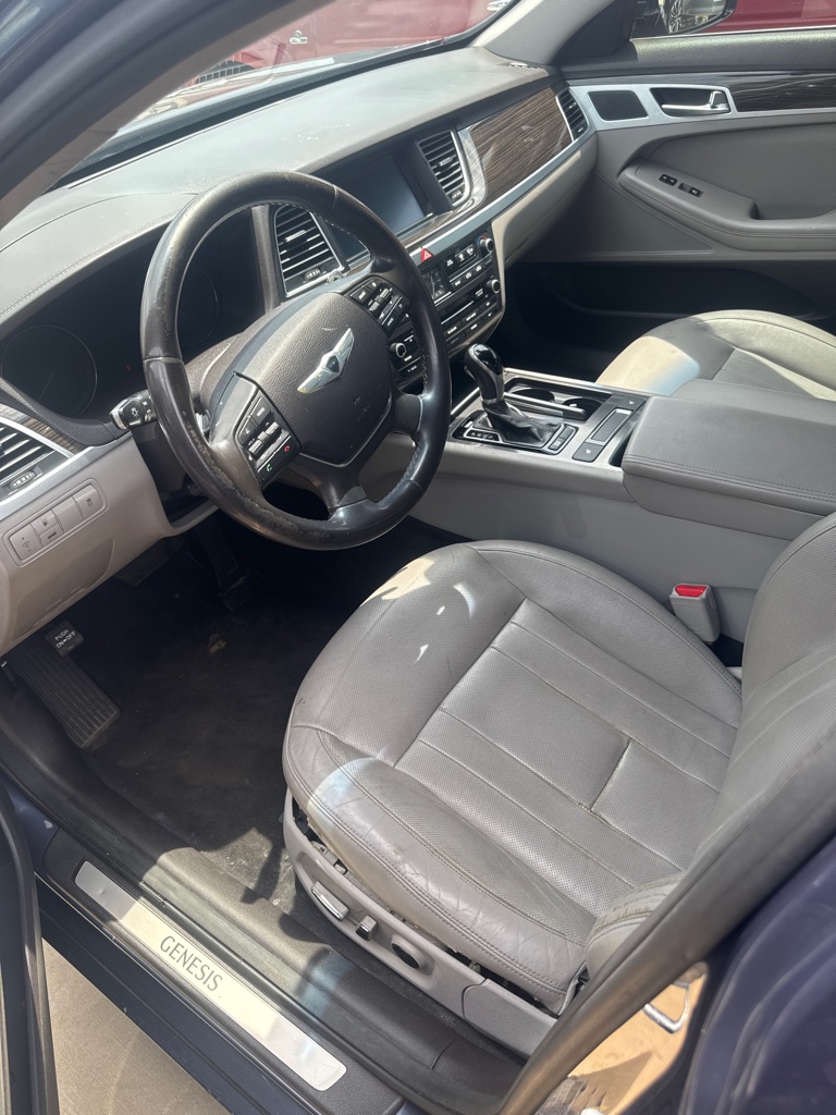 Photo 2 of this HYUNDAI GENESIS
