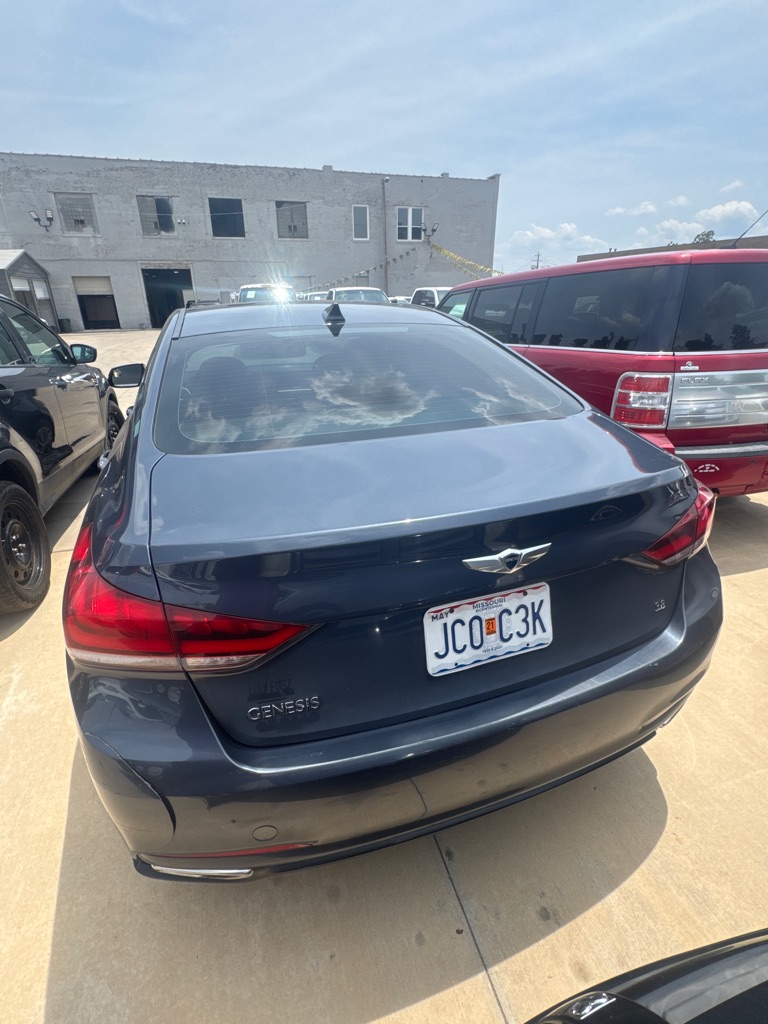 Photo 3 of this HYUNDAI GENESIS