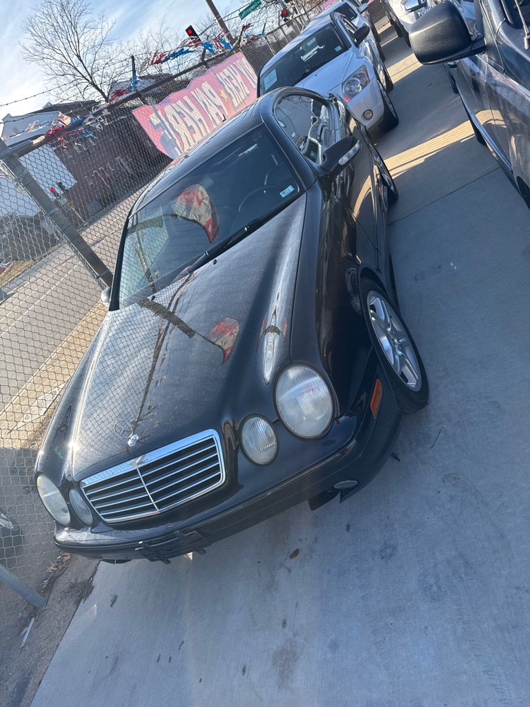 Photo 2 of this MERCEDES-BENZ CLK