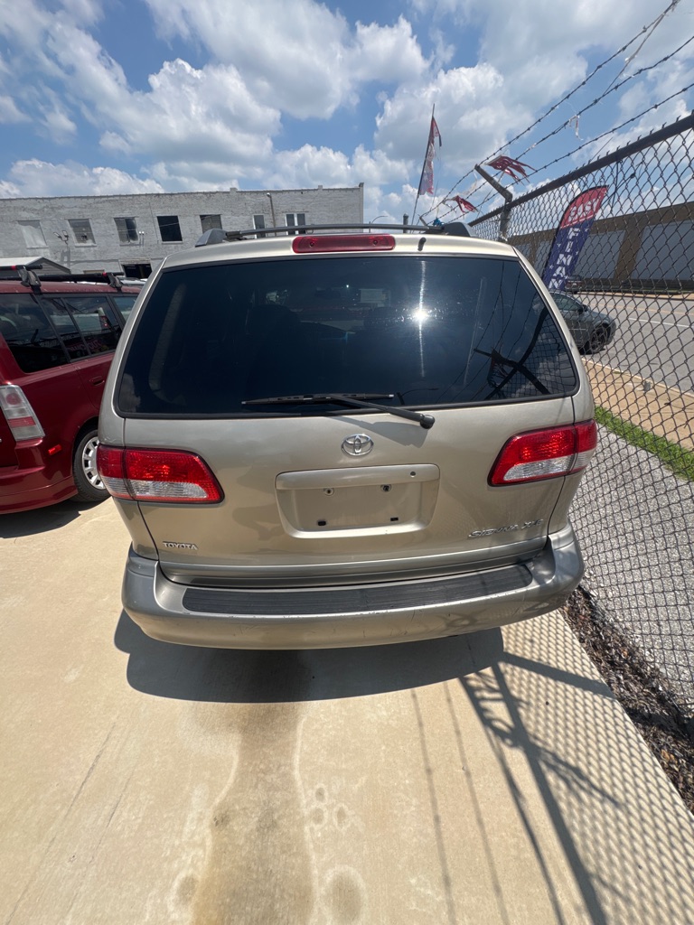 Photo 3 of this TOYOTA SIENNA