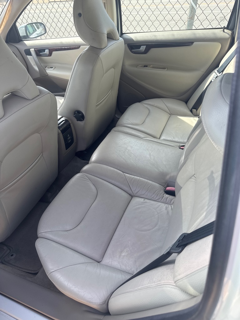 Photo 5 of this VOLVO V70