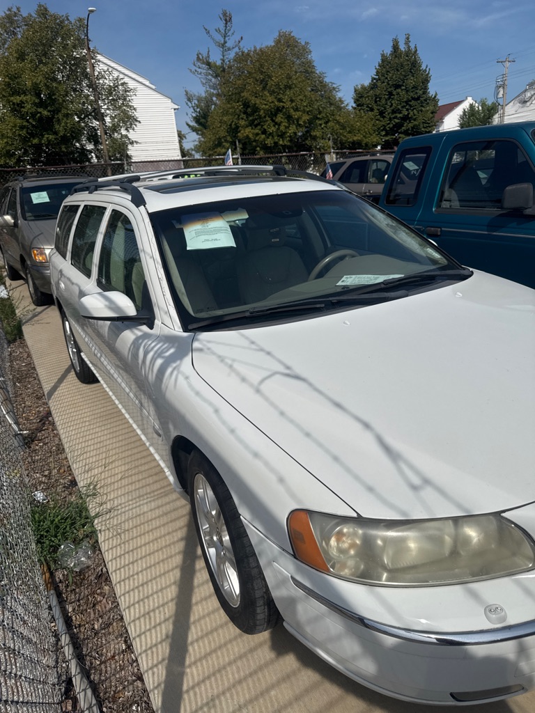 Photo 3 of this VOLVO V70