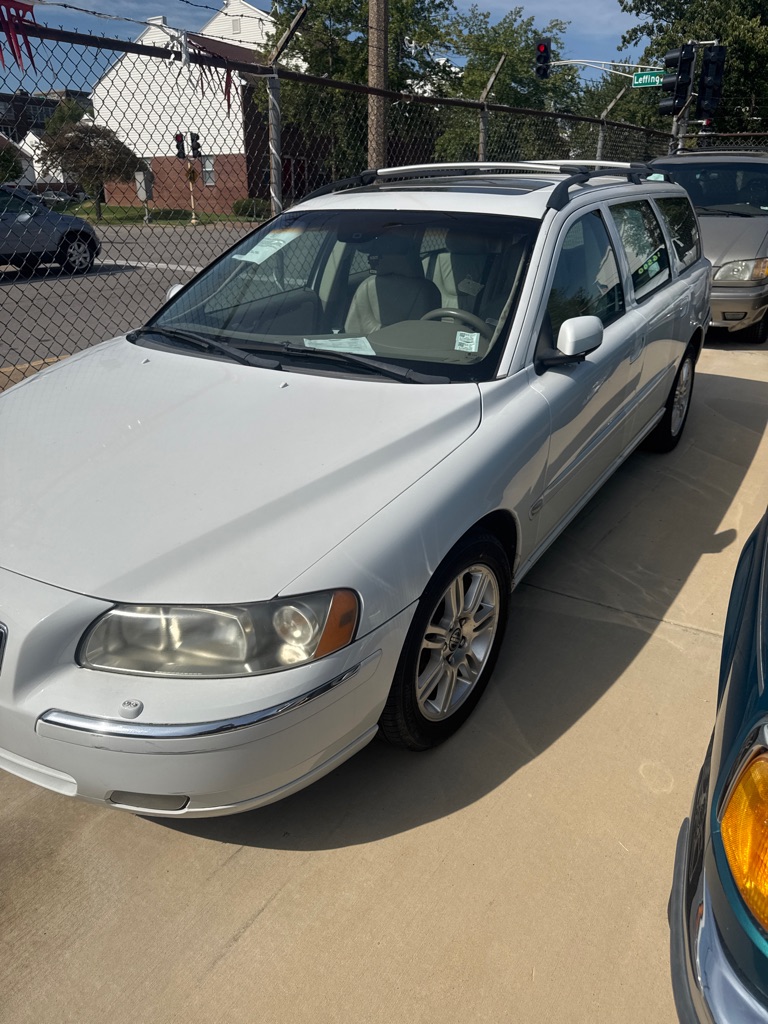 Photo 2 of this VOLVO V70