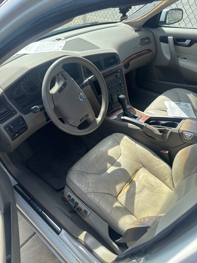 Photo 4 of this VOLVO V70