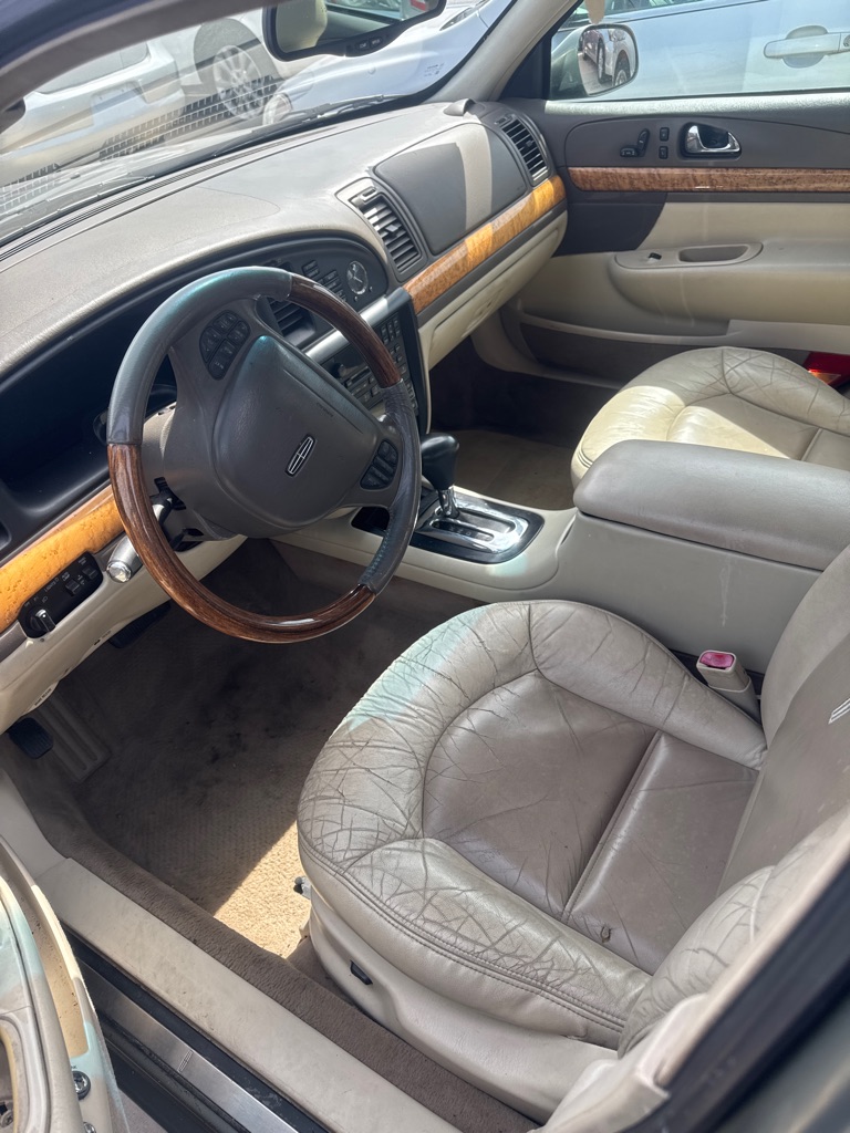 Photo 2 of this LINCOLN CONTINENTAL