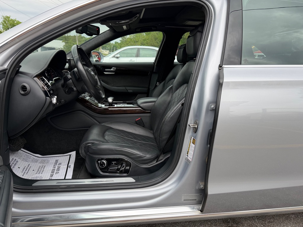 Photo 10 of this AUDI A8
