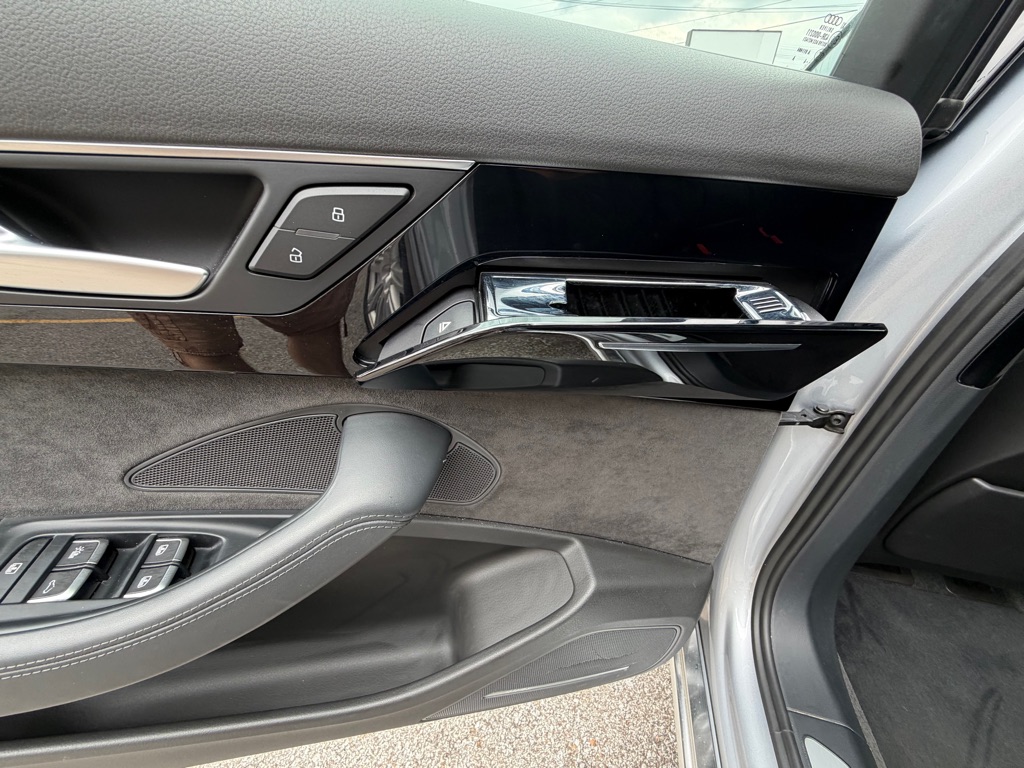 Photo 40 of this AUDI A8