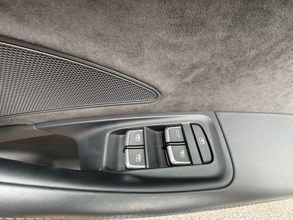 Photo 37 of this AUDI A8