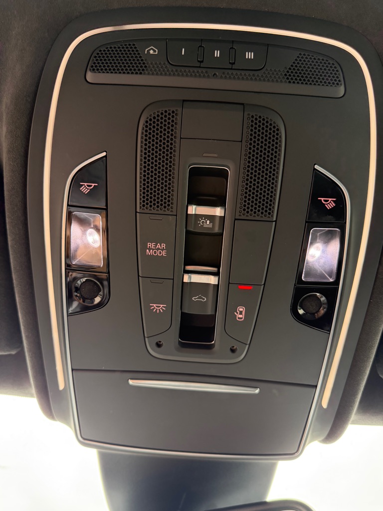Photo 25 of this AUDI A8