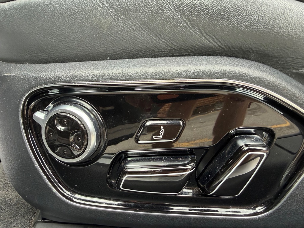 Photo 33 of this AUDI A8