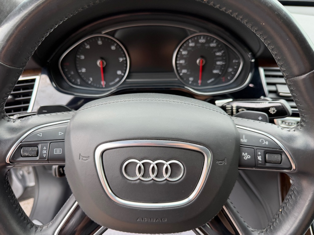 Photo 21 of this AUDI A8