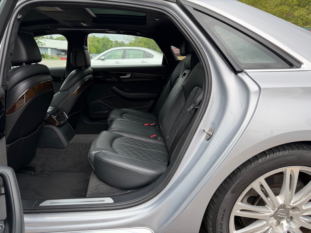 Photo 12 of this AUDI A8