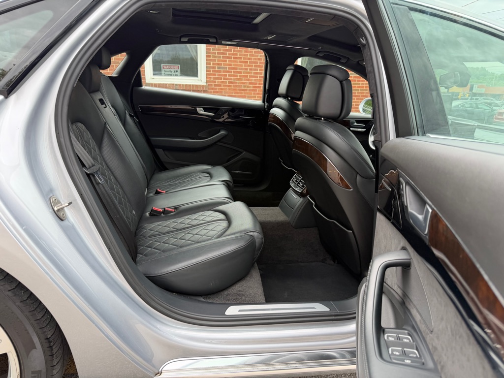 Photo 14 of this AUDI A8