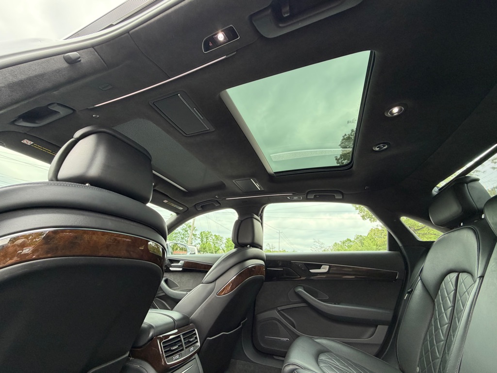 Photo 31 of this AUDI A8
