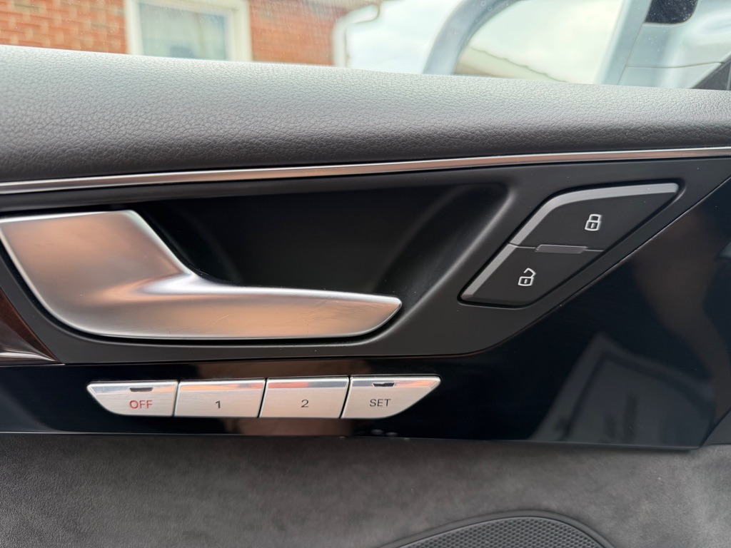 Photo 28 of this AUDI A8