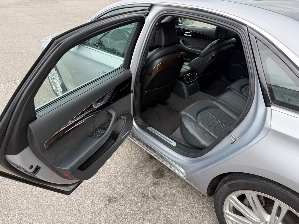 Photo 11 of this AUDI A8