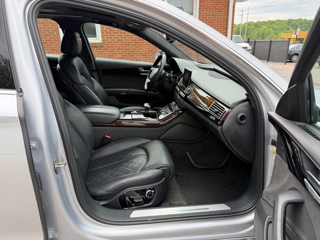 Photo 16 of this AUDI A8