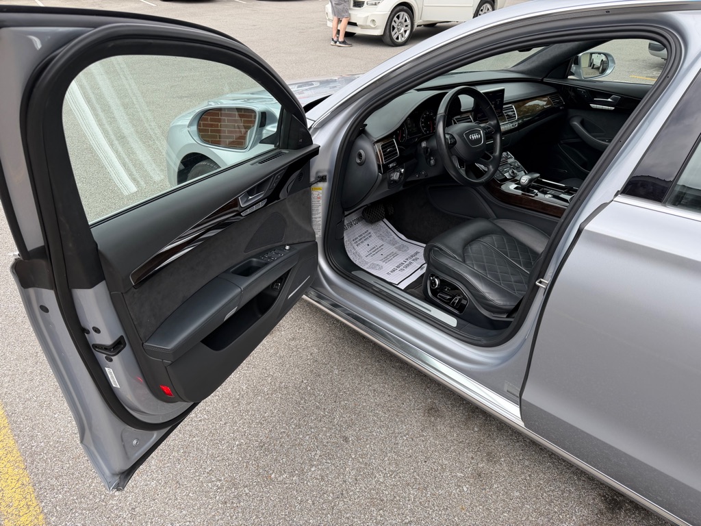 Photo 9 of this AUDI A8