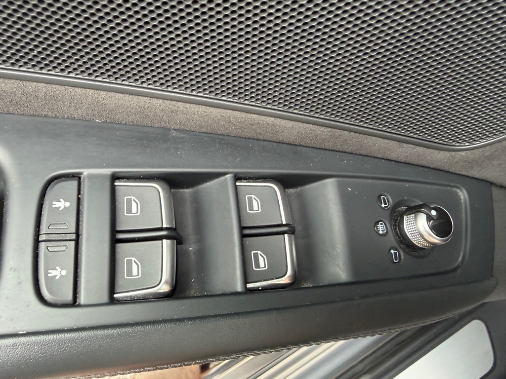 Photo 29 of this AUDI A8