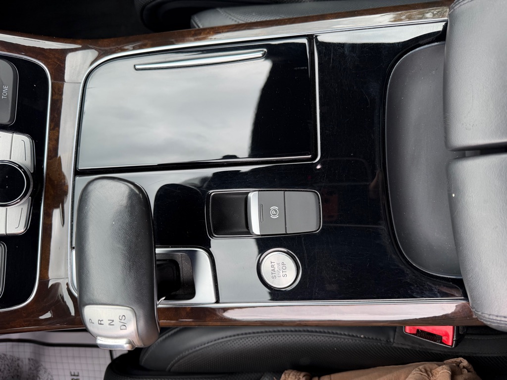 Photo 24 of this AUDI A8