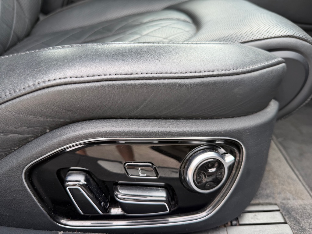 Photo 35 of this AUDI A8