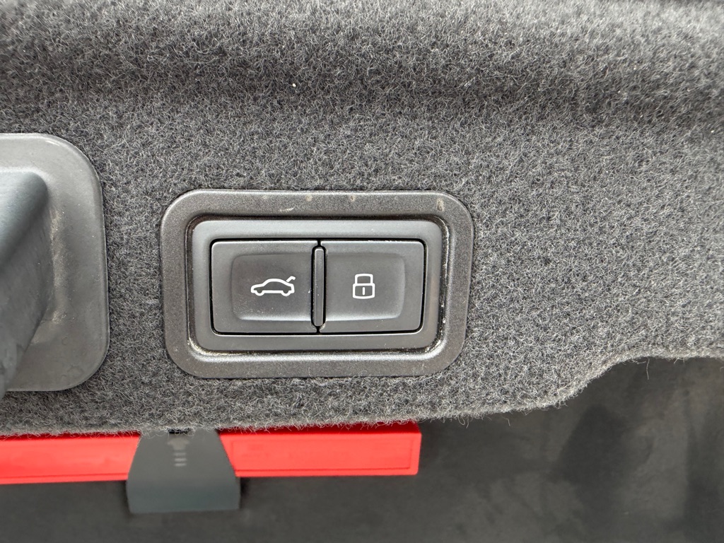 Photo 34 of this AUDI A8