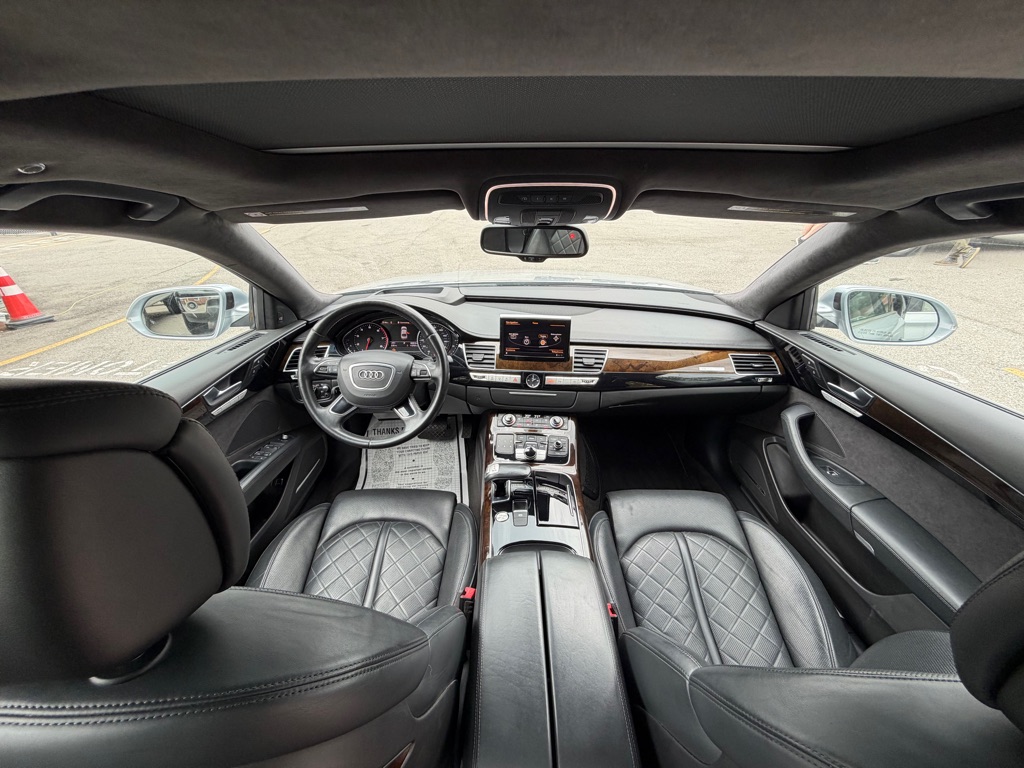 Photo 19 of this AUDI A8