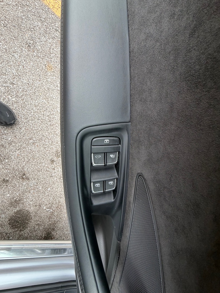 Photo 39 of this AUDI A8