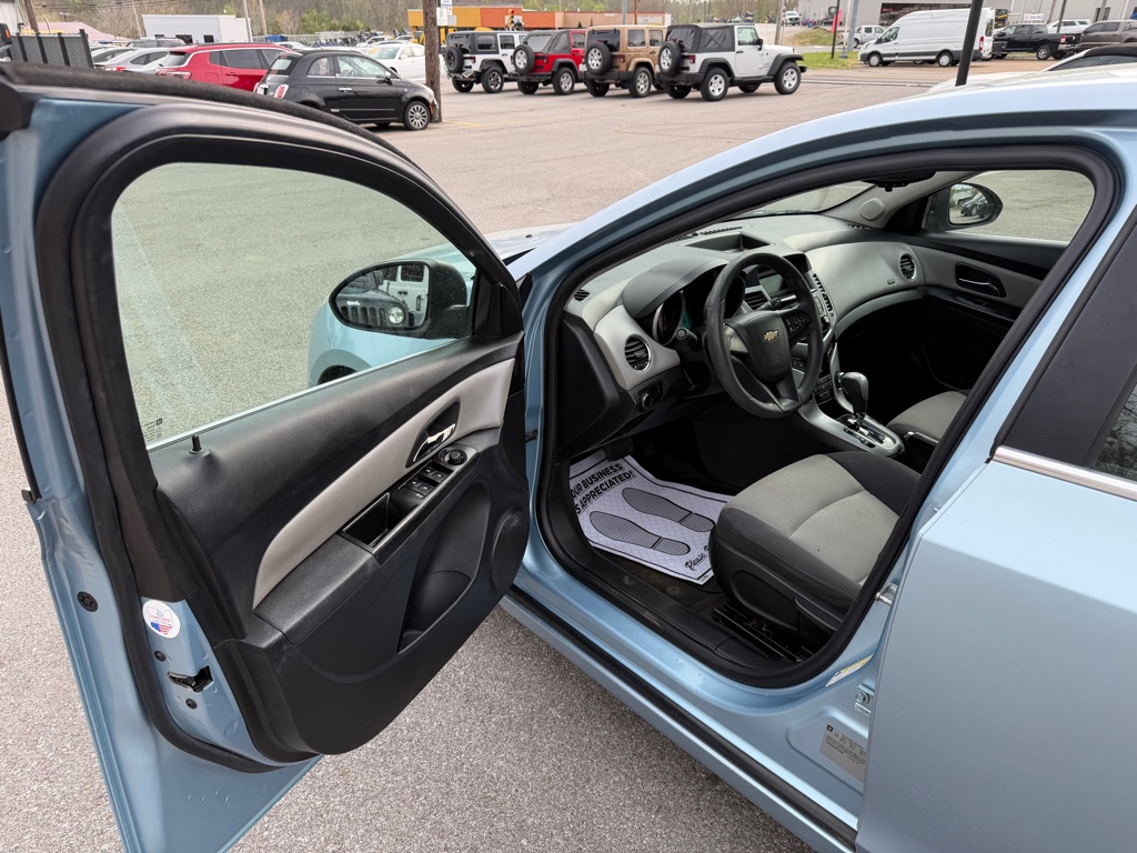 Photo 9 of this CHEVROLET CRUZE