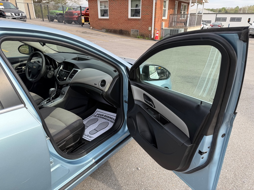 Photo 15 of this CHEVROLET CRUZE