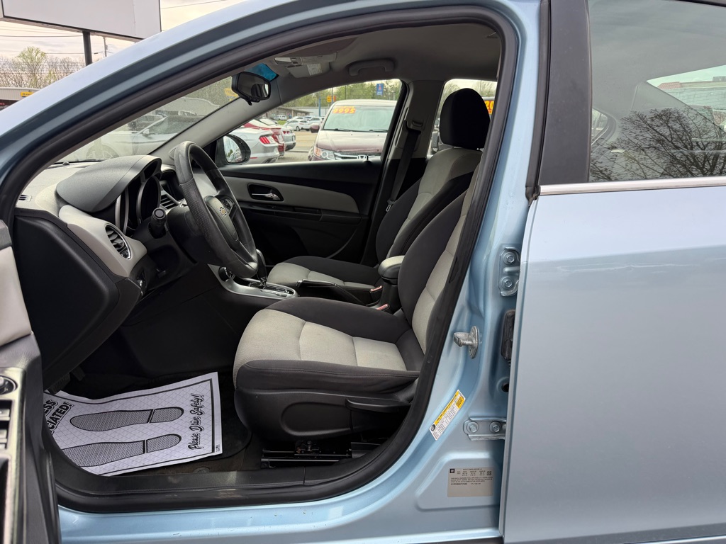 Photo 10 of this CHEVROLET CRUZE