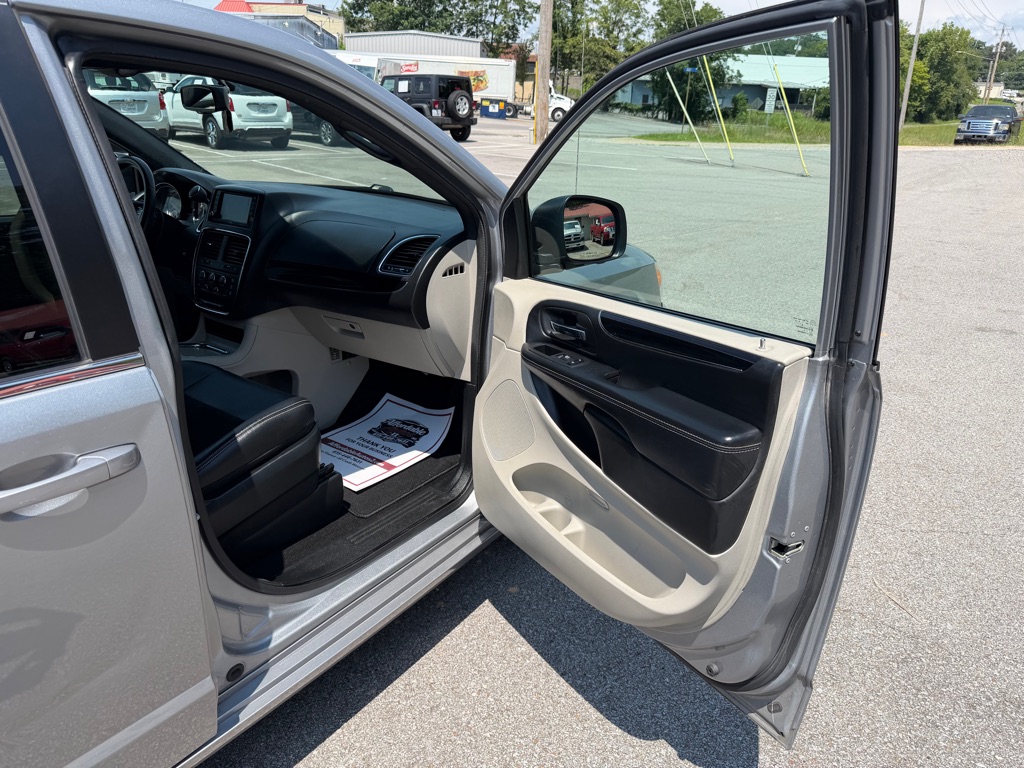 Photo 17 of this DODGE GRAND CARAVAN