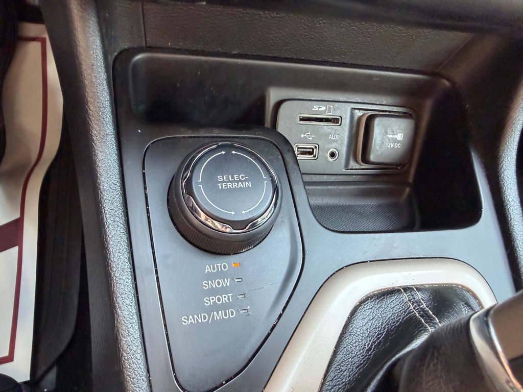 Photo 27 of this JEEP CHEROKEE