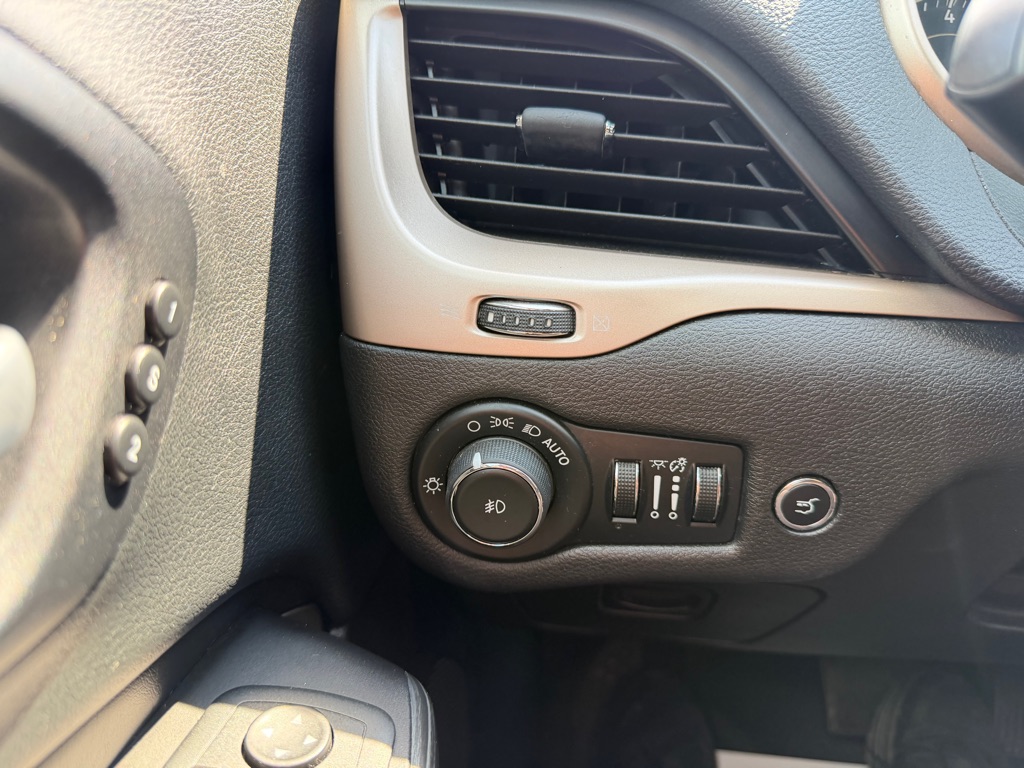 Photo 23 of this JEEP CHEROKEE