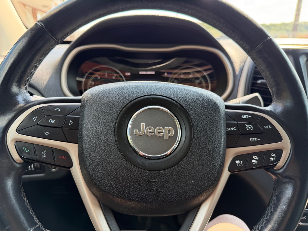 Photo 22 of this JEEP CHEROKEE