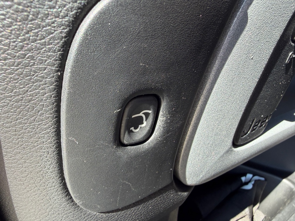 Photo 20 of this JEEP CHEROKEE