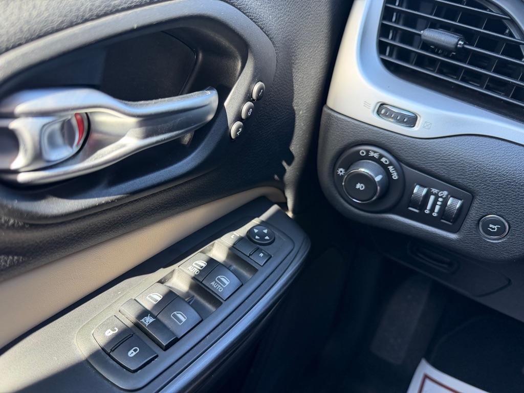 Photo 21 of this JEEP CHEROKEE