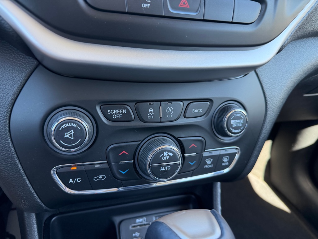 Photo 22 of this JEEP CHEROKEE
