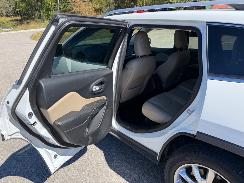 Photo 11 of this JEEP CHEROKEE