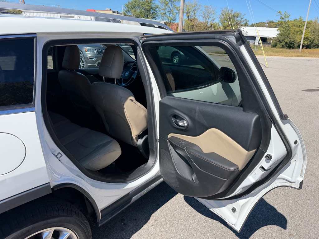 Photo 13 of this JEEP CHEROKEE