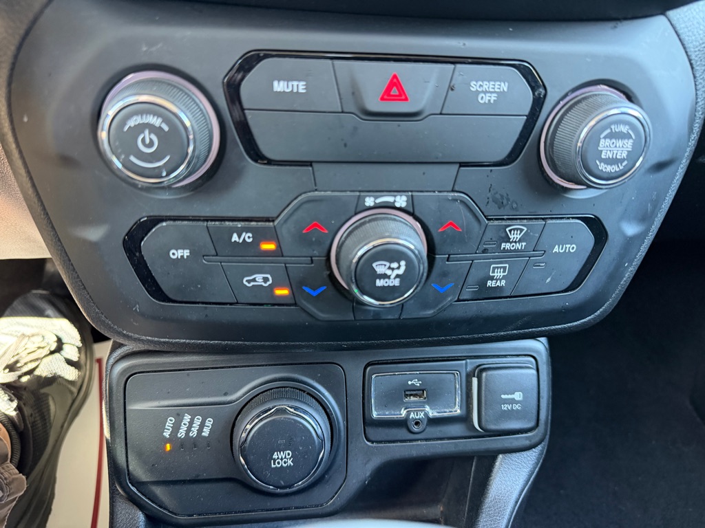 Photo 23 of this JEEP RENEGADE