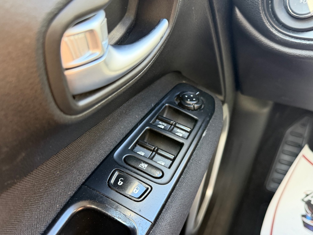 Photo 21 of this JEEP RENEGADE