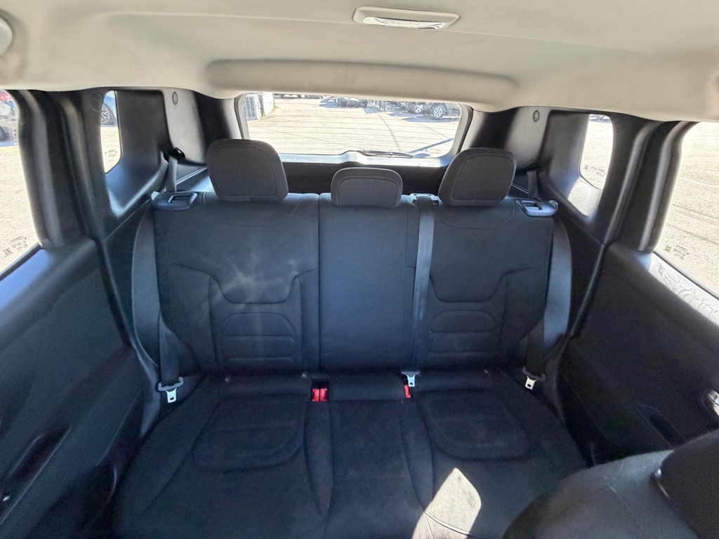 Photo 18 of this JEEP RENEGADE
