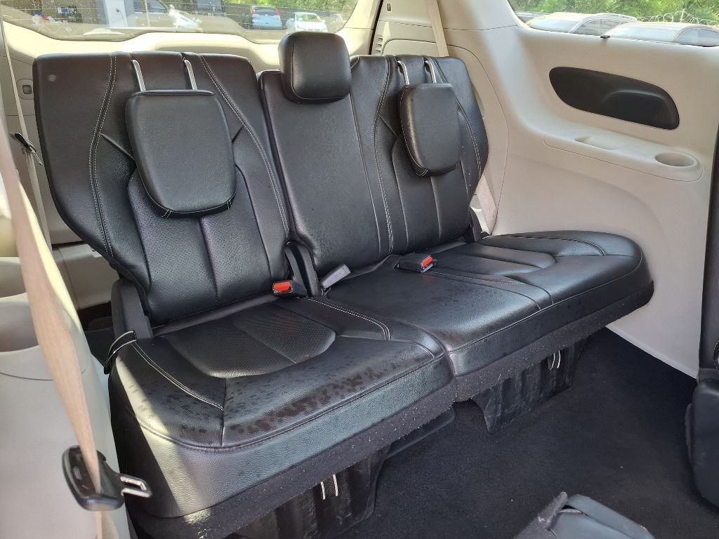 Photo 8 of this CHRYSLER PACIFICA