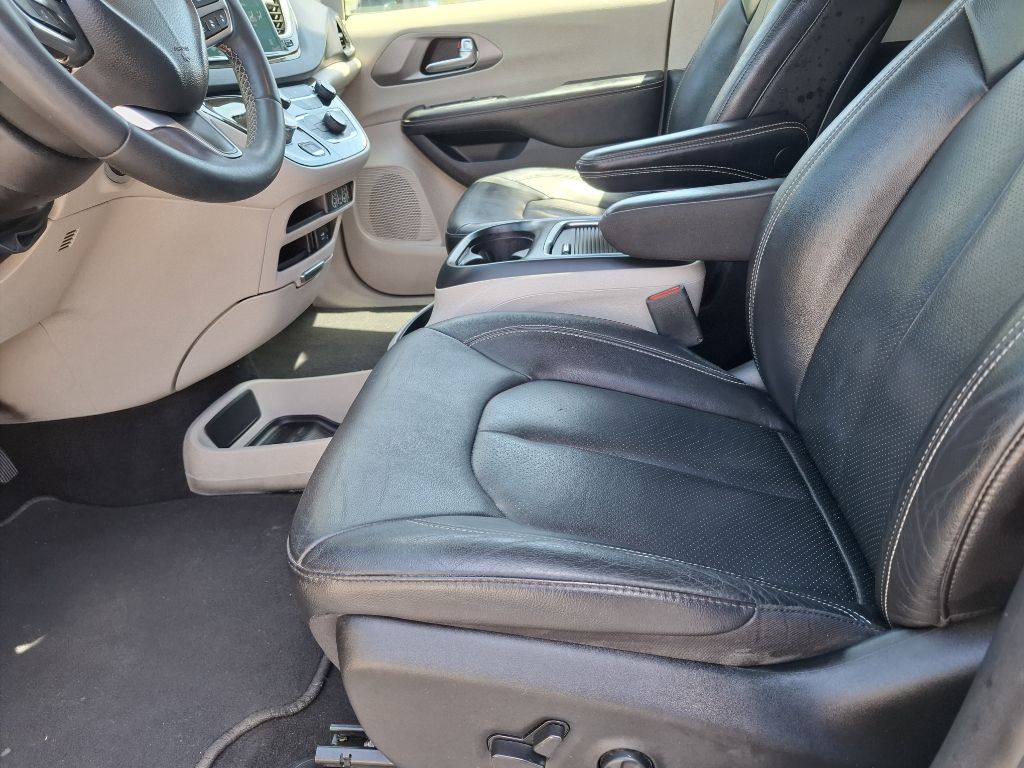 Photo 7 of this CHRYSLER PACIFICA