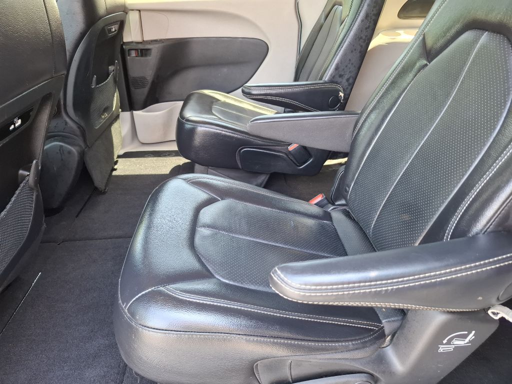 Photo 10 of this CHRYSLER PACIFICA