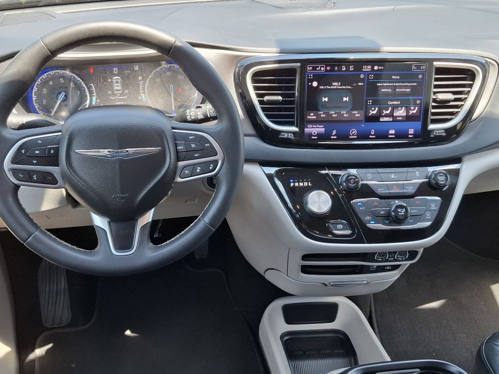 Photo 2 of this CHRYSLER PACIFICA