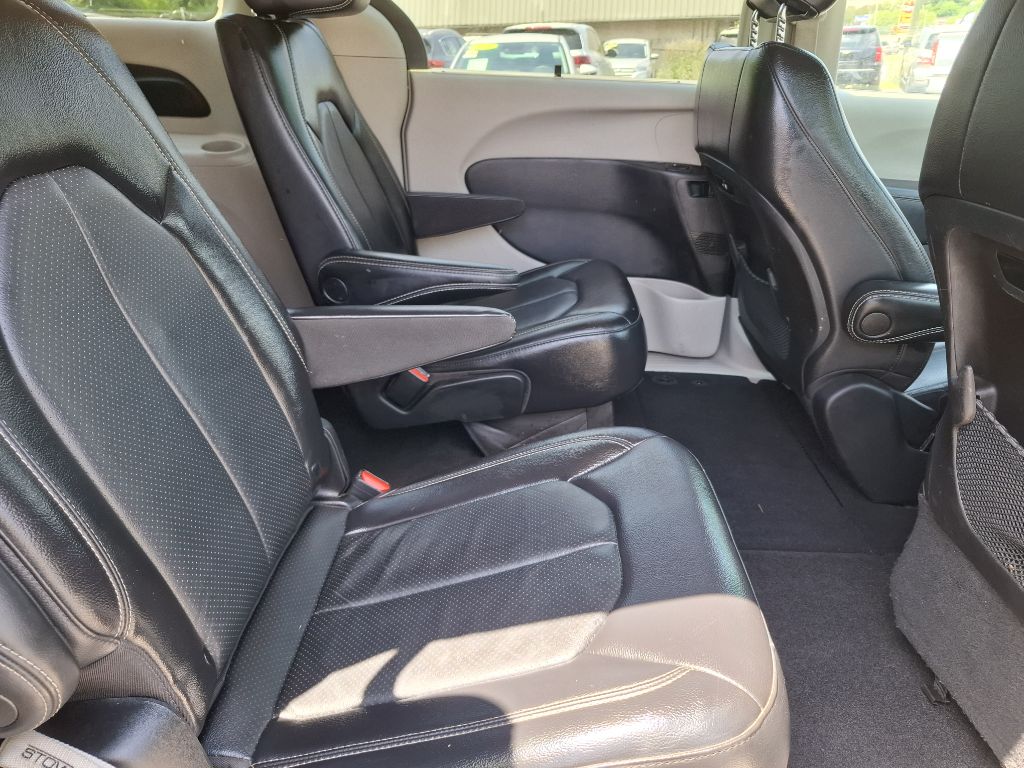 Photo 9 of this CHRYSLER PACIFICA